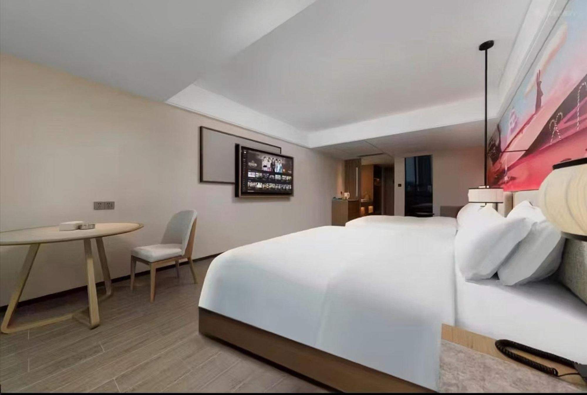 Mehood Lestie International Hotel Nancun Wanbo Metro Station Branch - Free Shuttle Bus To Canton Fair Complex During Canton Fair Period & Free Breakfast & Free Afternoon Tea & Free Midnight Snack & Free Vpn Internet Access Dış mekan fotoğraf