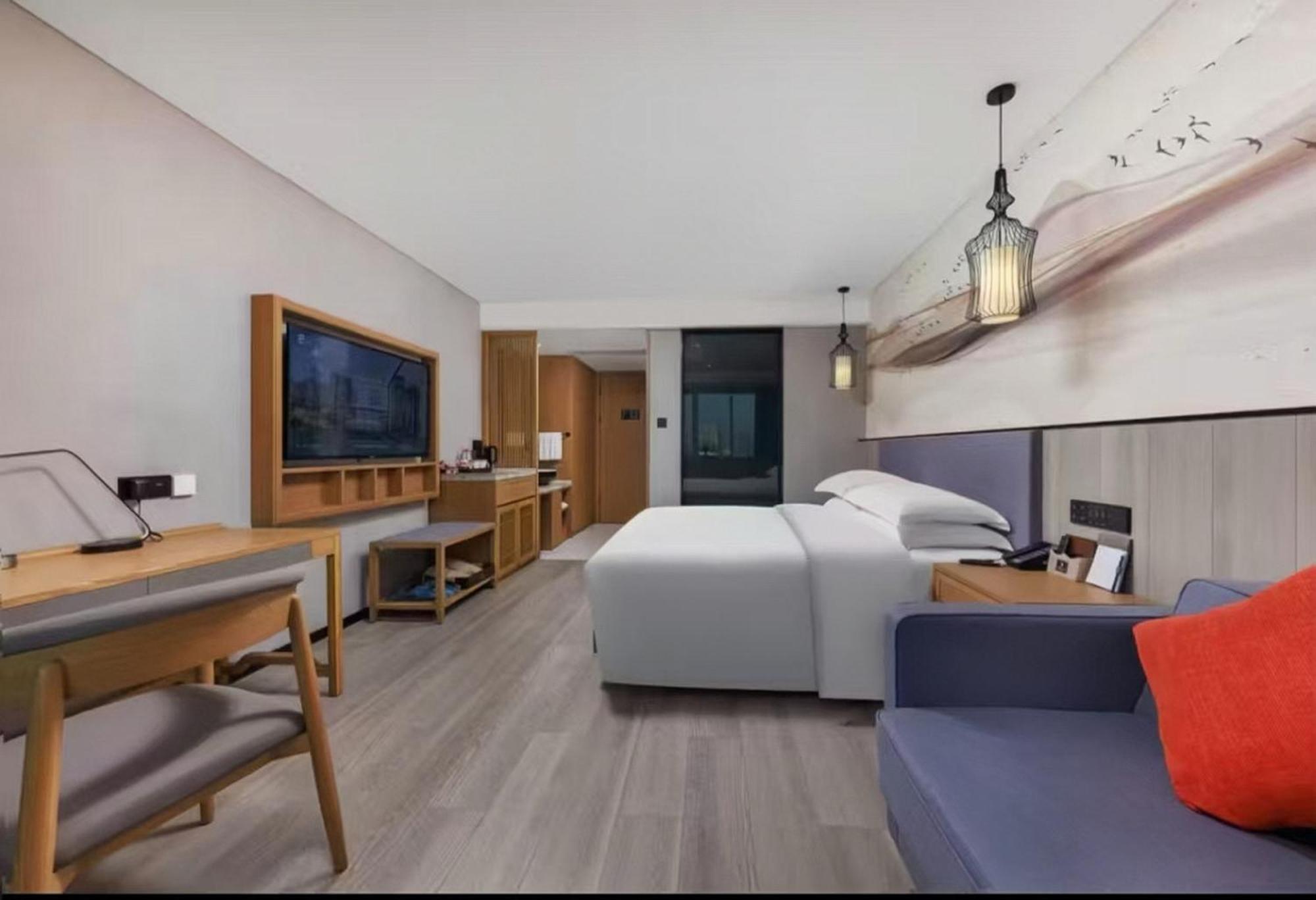 Mehood Lestie International Hotel Nancun Wanbo Metro Station Branch - Free Shuttle Bus To Canton Fair Complex During Canton Fair Period & Free Breakfast & Free Afternoon Tea & Free Midnight Snack & Free Vpn Internet Access Dış mekan fotoğraf
