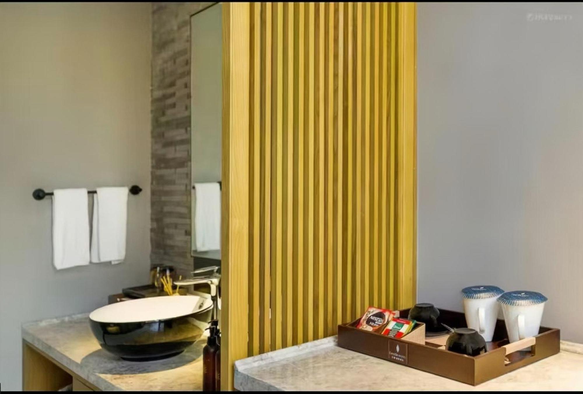 Mehood Lestie International Hotel Nancun Wanbo Metro Station Branch - Free Shuttle Bus To Canton Fair Complex During Canton Fair Period & Free Breakfast & Free Afternoon Tea & Free Midnight Snack & Free Vpn Internet Access Dış mekan fotoğraf