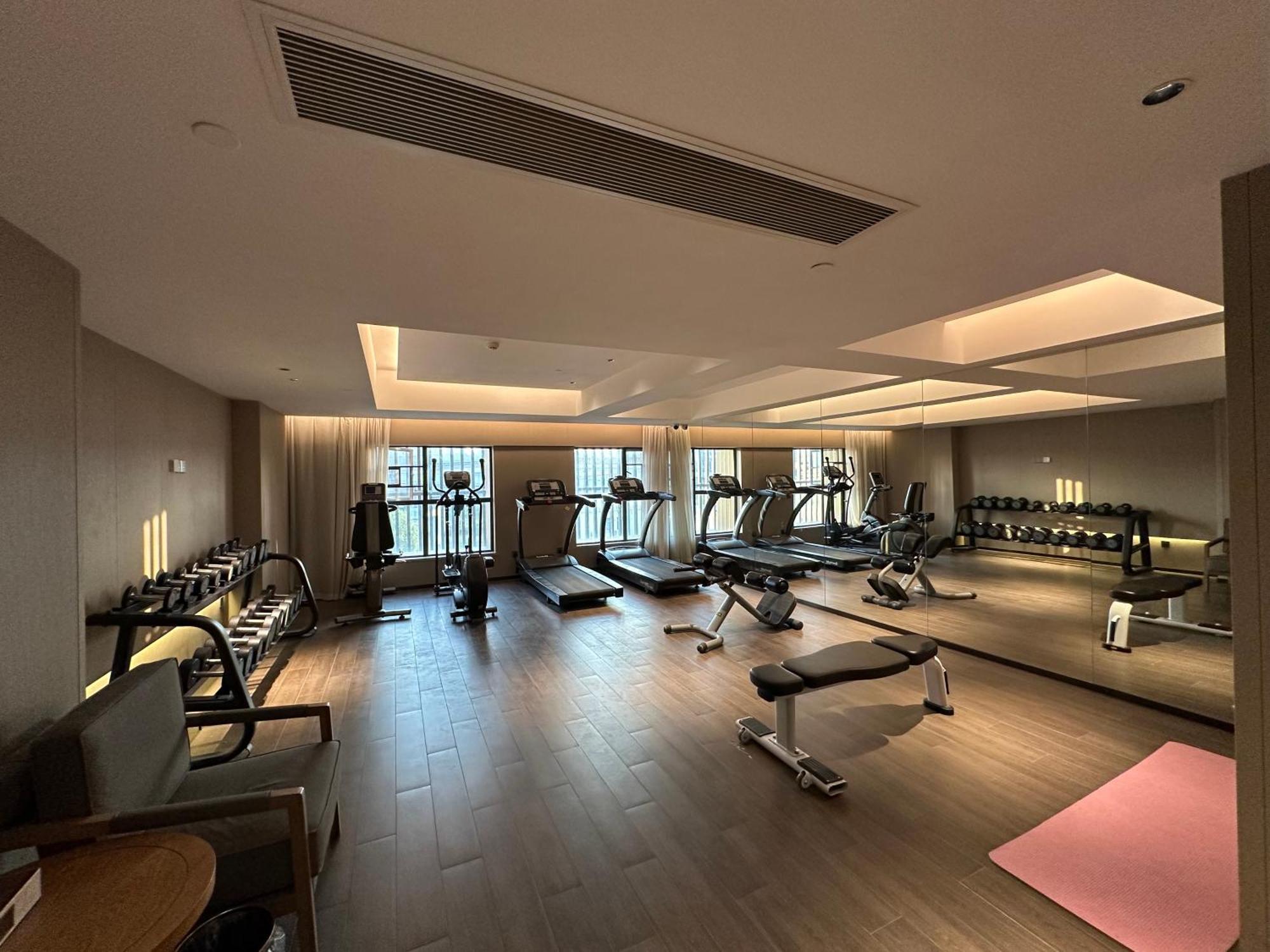 Mehood Lestie International Hotel Nancun Wanbo Metro Station Branch - Free Shuttle Bus To Canton Fair Complex During Canton Fair Period & Free Breakfast & Free Afternoon Tea & Free Midnight Snack & Free Vpn Internet Access Dış mekan fotoğraf