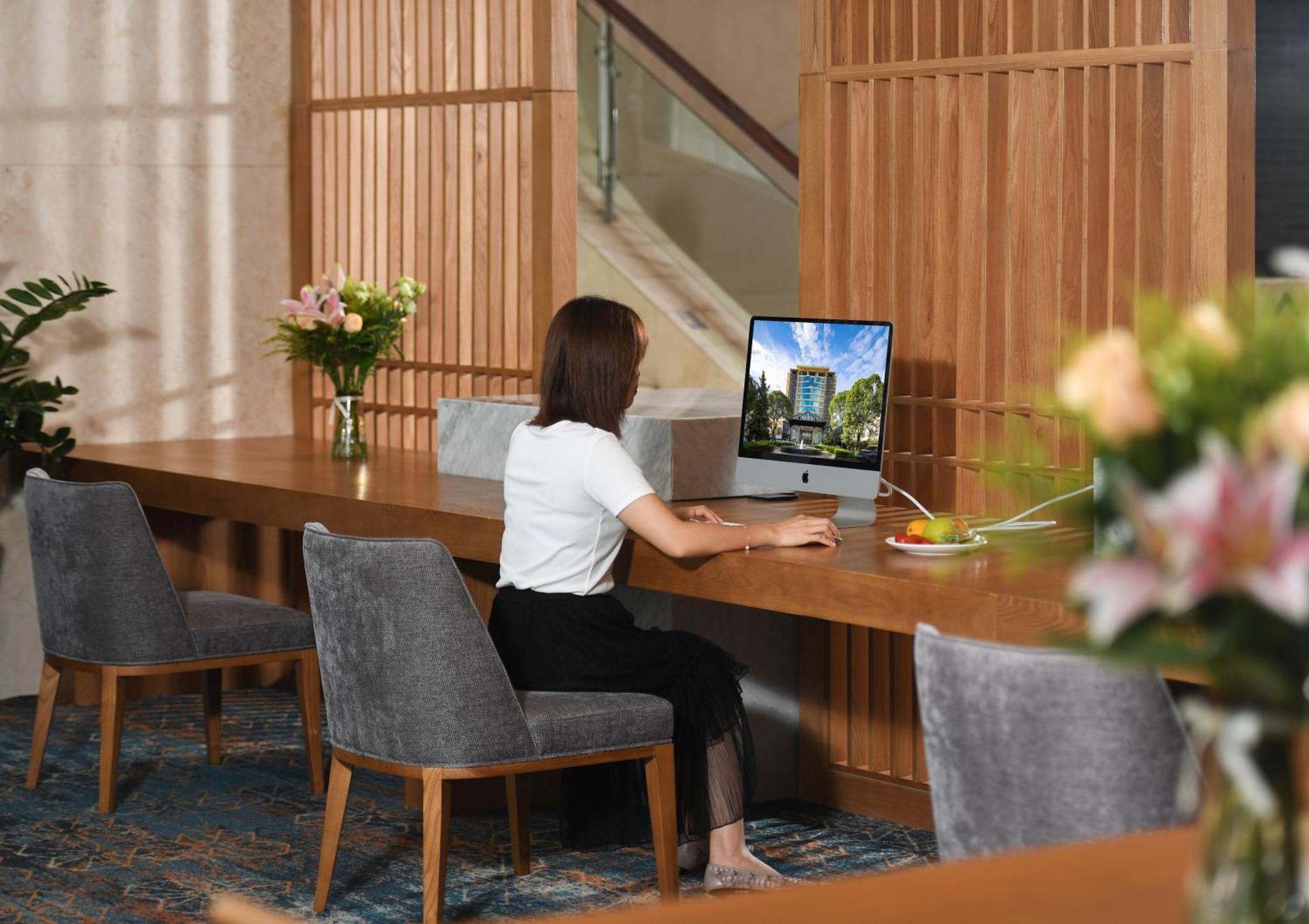 Mehood Lestie International Hotel Nancun Wanbo Metro Station Branch - Free Shuttle Bus To Canton Fair Complex During Canton Fair Period & Free Breakfast & Free Afternoon Tea & Free Midnight Snack & Free Vpn Internet Access Dış mekan fotoğraf